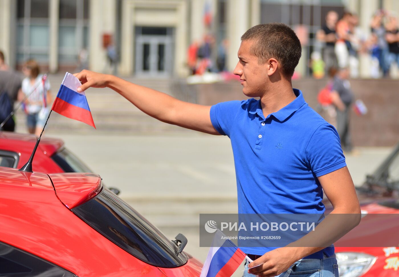 Празднование Дня российского флага в городах России