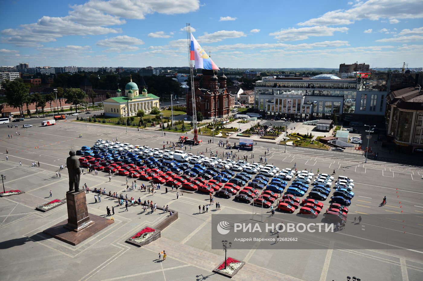 Празднование Дня российского флага в городах России