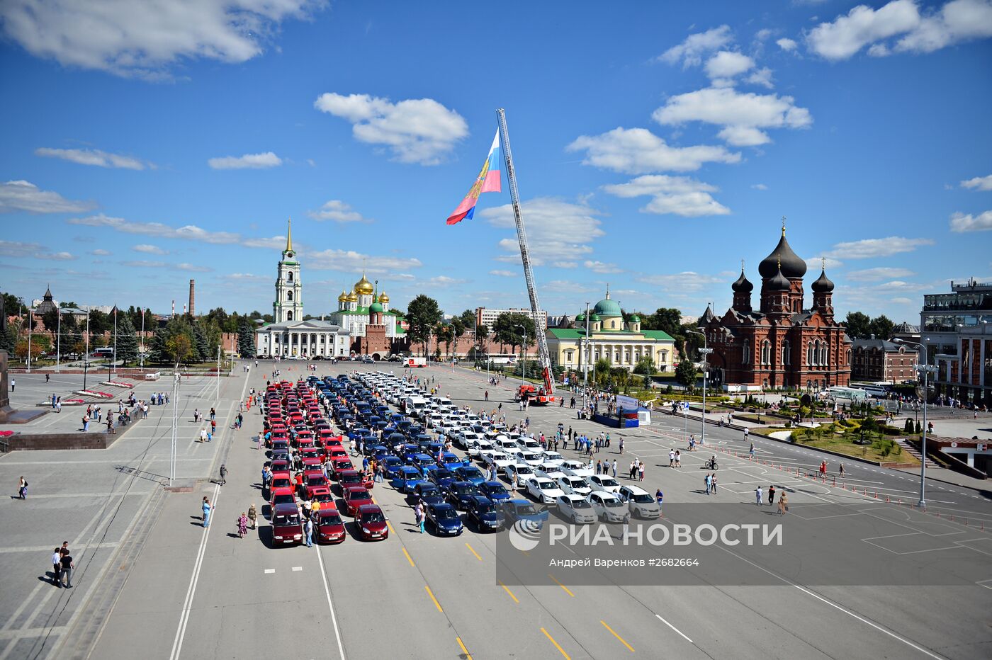 Празднование Дня российского флага в городах России