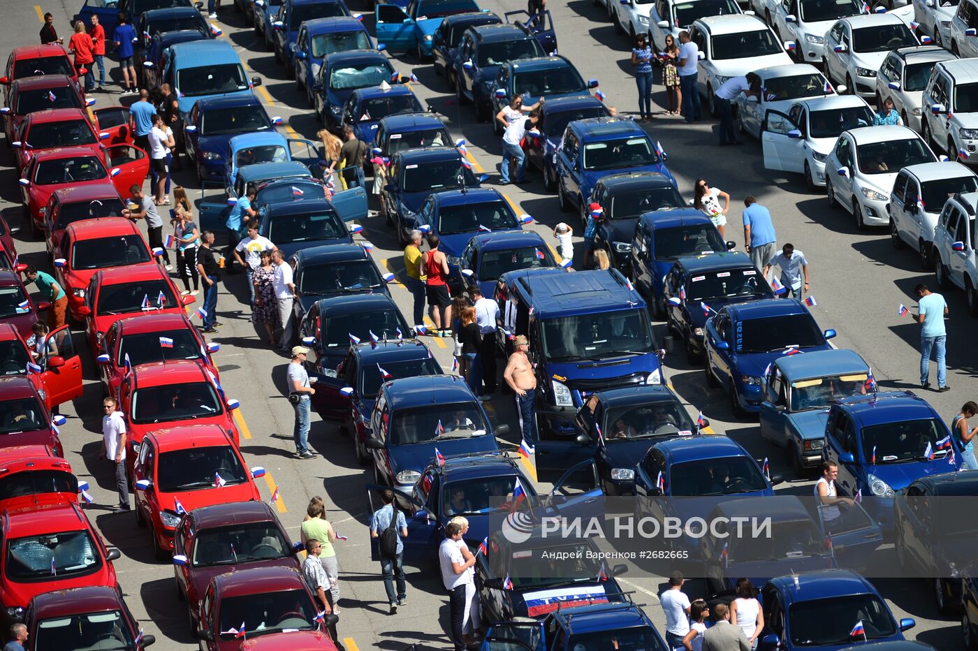 Празднование Дня российского флага в городах России