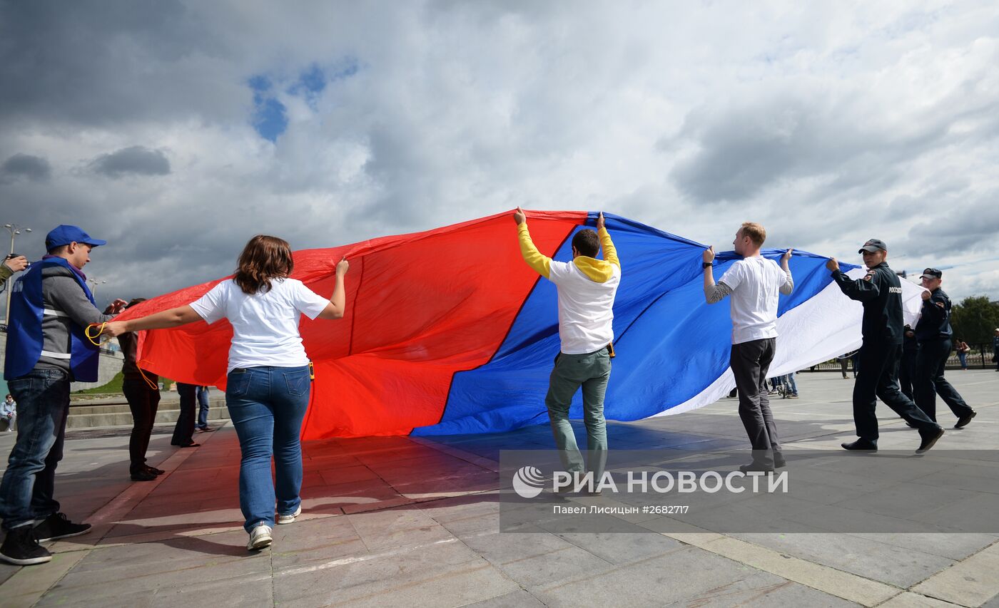 Празднование Дня российского флага в городах России