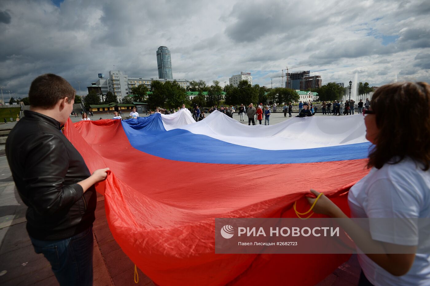 Празднование Дня российского флага в городах России