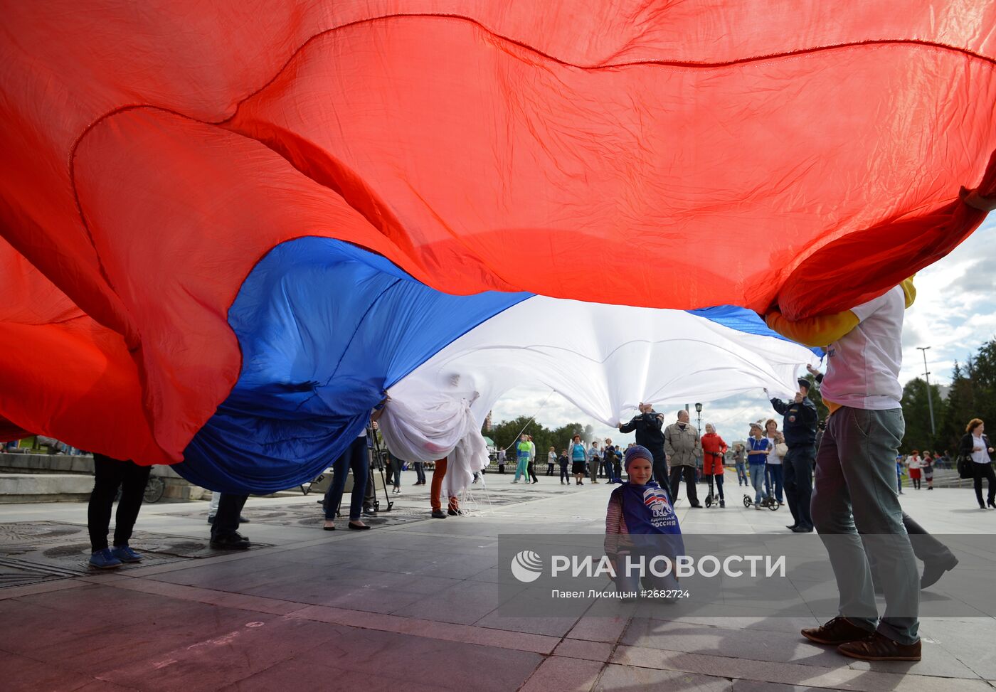 Празднование Дня российского флага в городах России