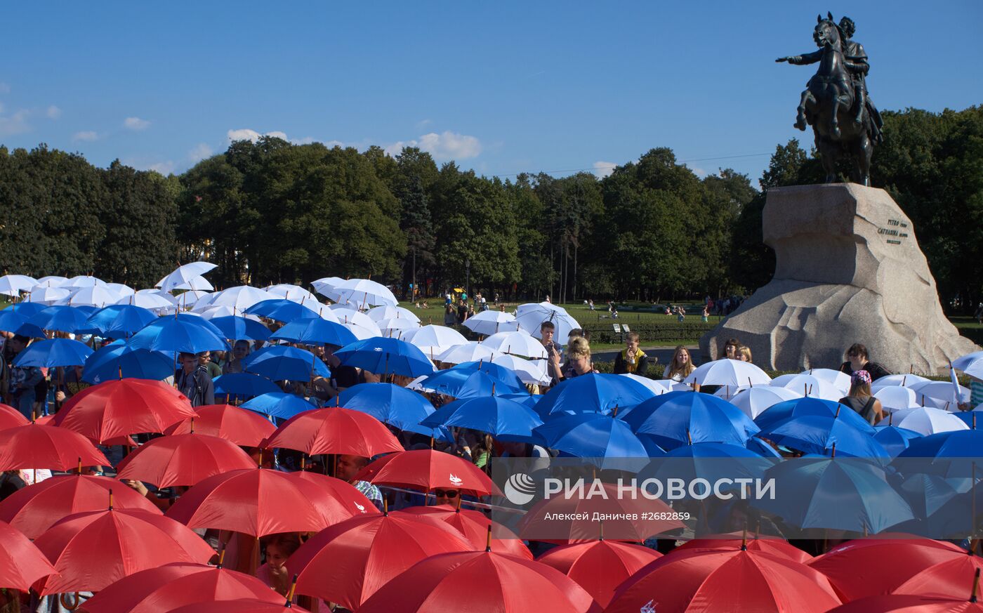 Празднование Дня российского флага в городах России