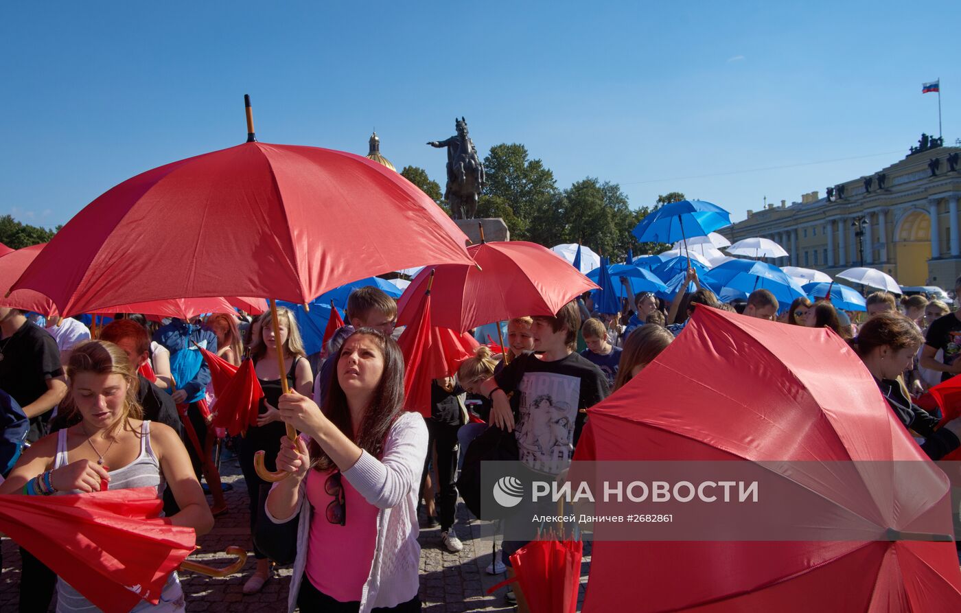 Празднование Дня российского флага в городах России