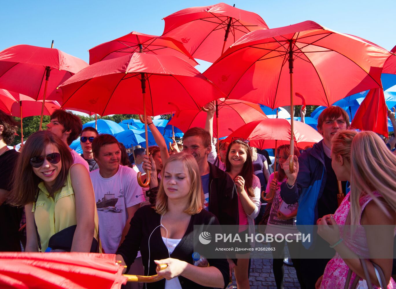 Празднование Дня российского флага в городах России