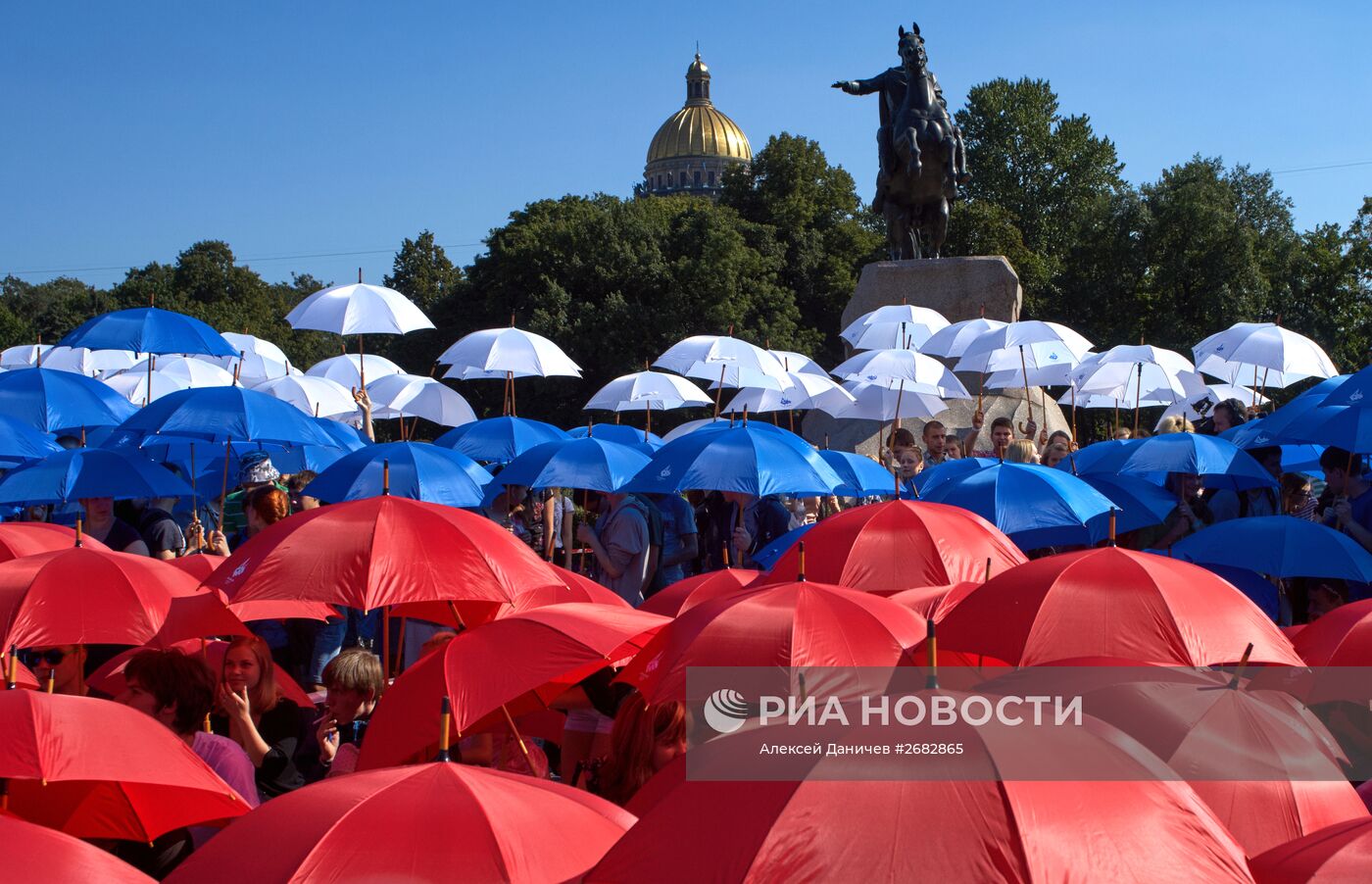 Празднование Дня российского флага в городах России