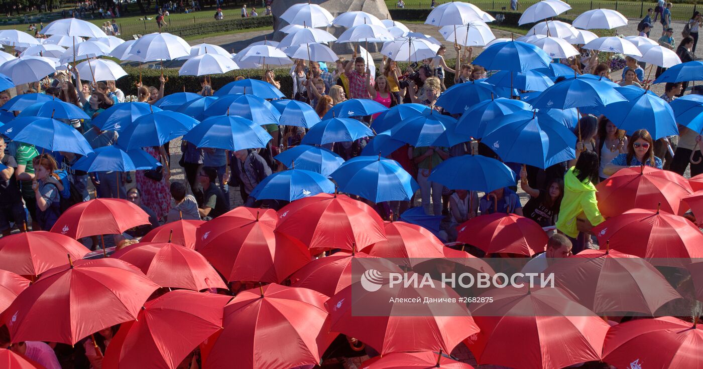 Празднование Дня российского флага в городах России