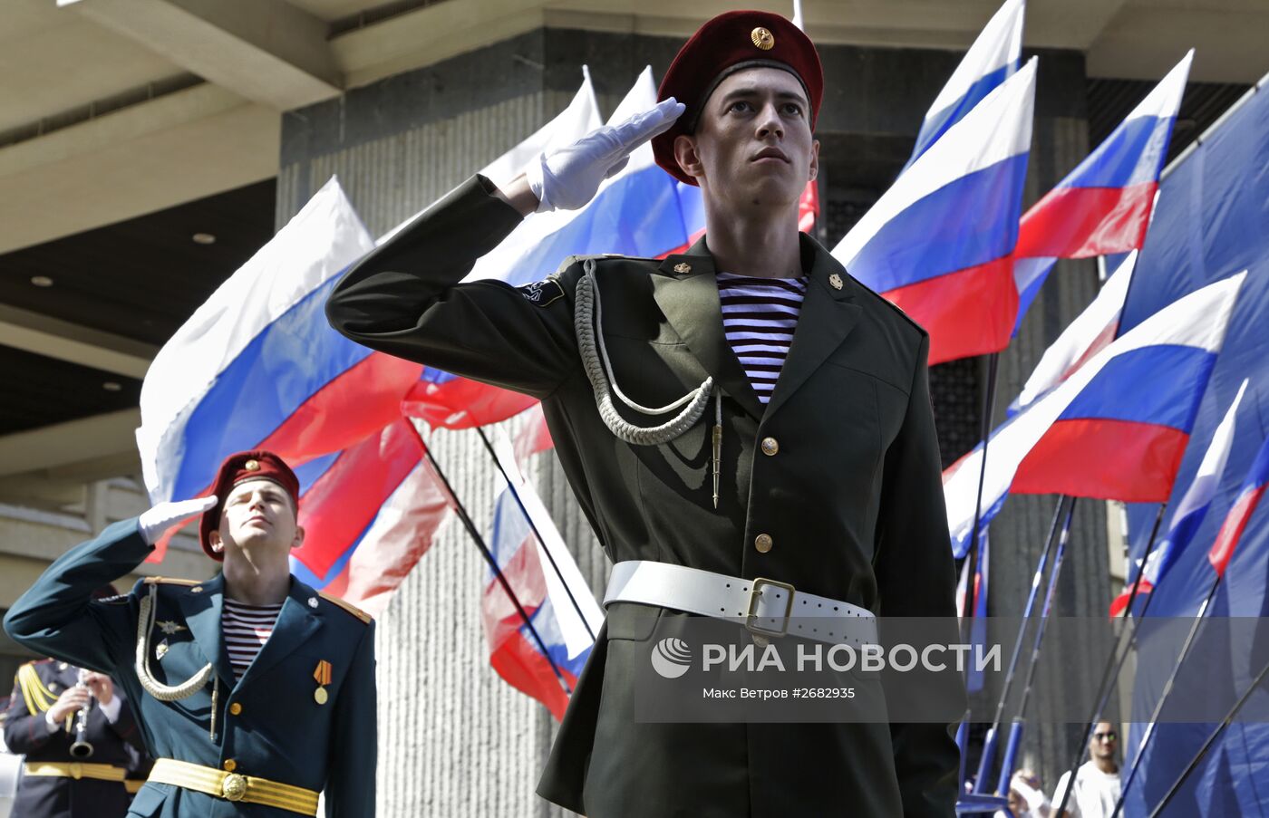 Празднование Дня российского флага в городах России