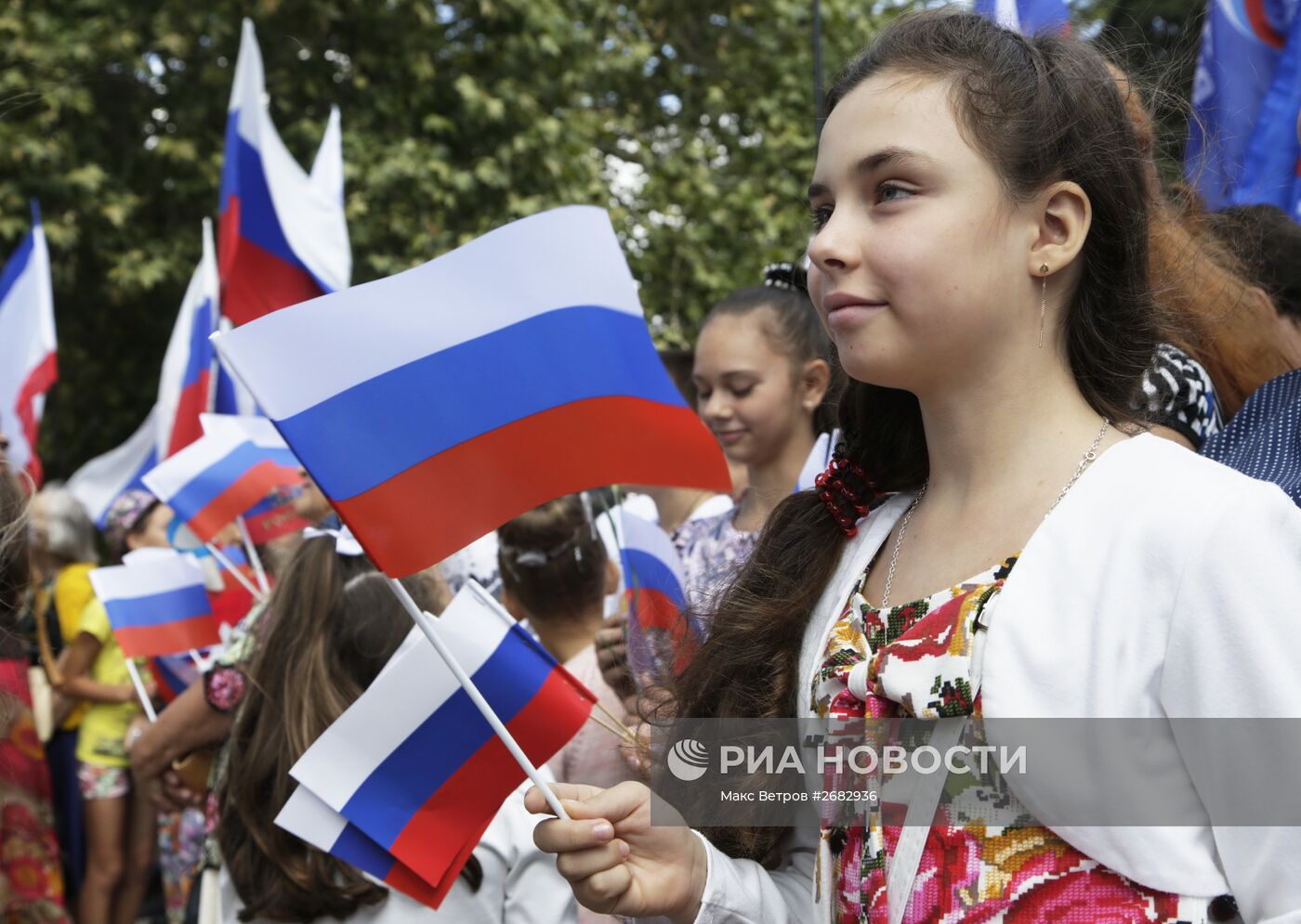 Празднование Дня российского флага в городах России