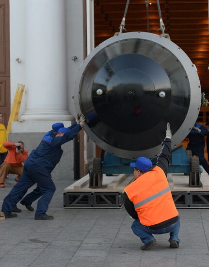 Копия термоядерной "Царь-бомбы" доставлена в Москву