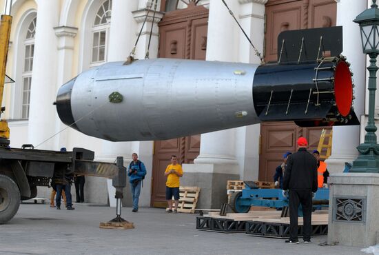 Копия термоядерной "Царь-бомбы" доставлена в Москву