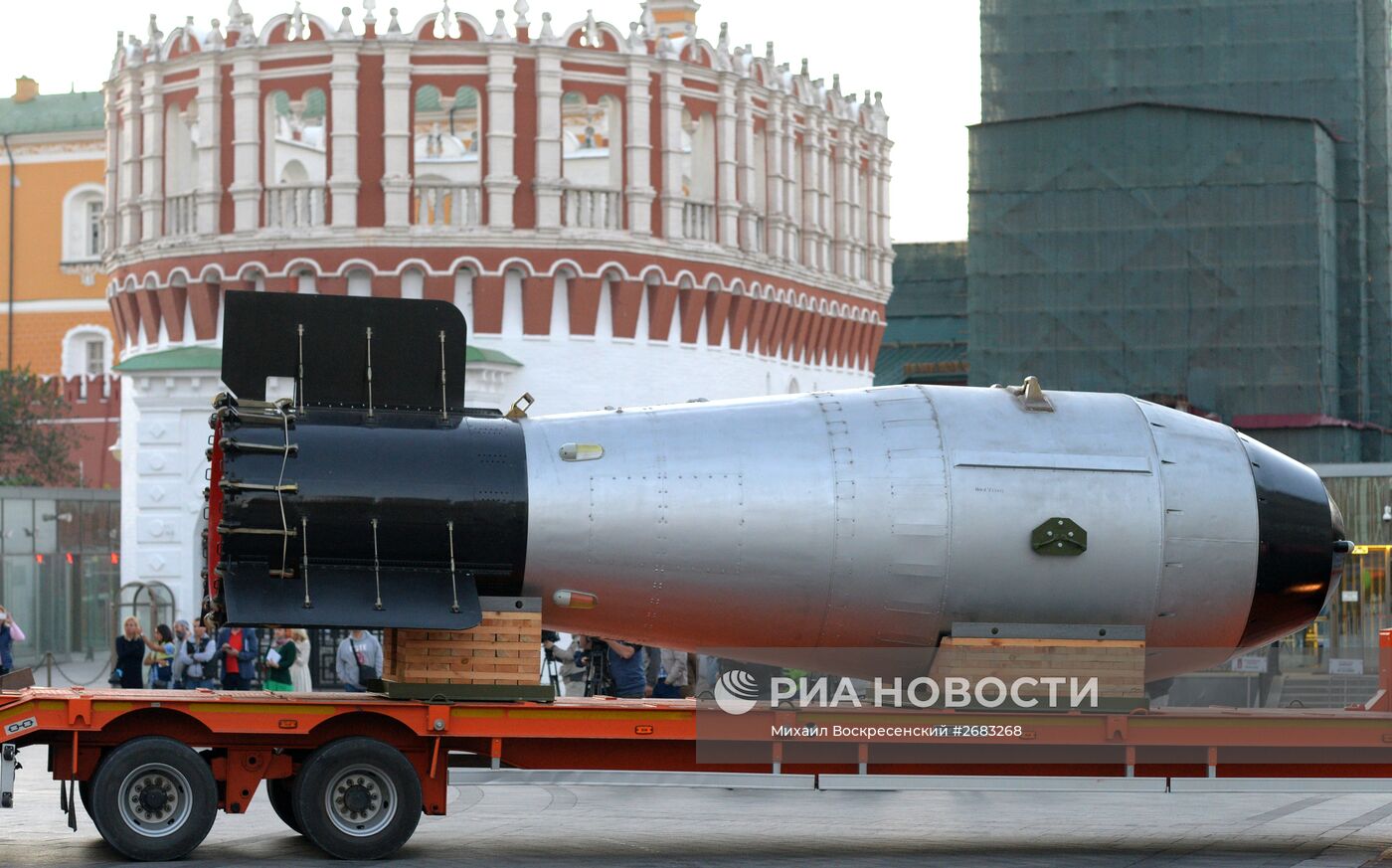Копия термоядерной "Царь-бомбы" доставлена в Москву