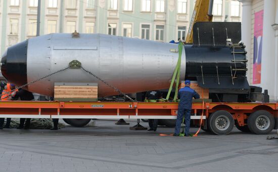 Копия термоядерной "Царь-бомбы" доставлена в Москву