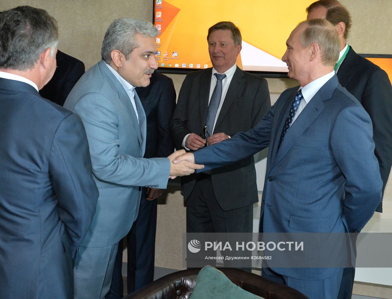 Президент РФ В.Путин посетил Международный авиационно-космический салон МАКС-2015