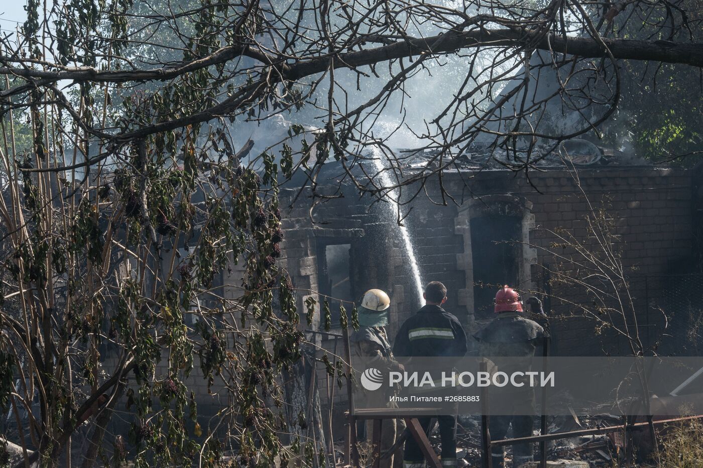 Последствия обстрела поселка Александровка в Донецкой области