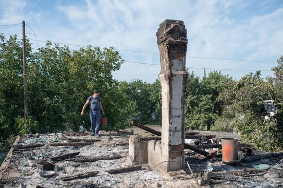 Последствия обстрела поселка Александровка в Донецкой области