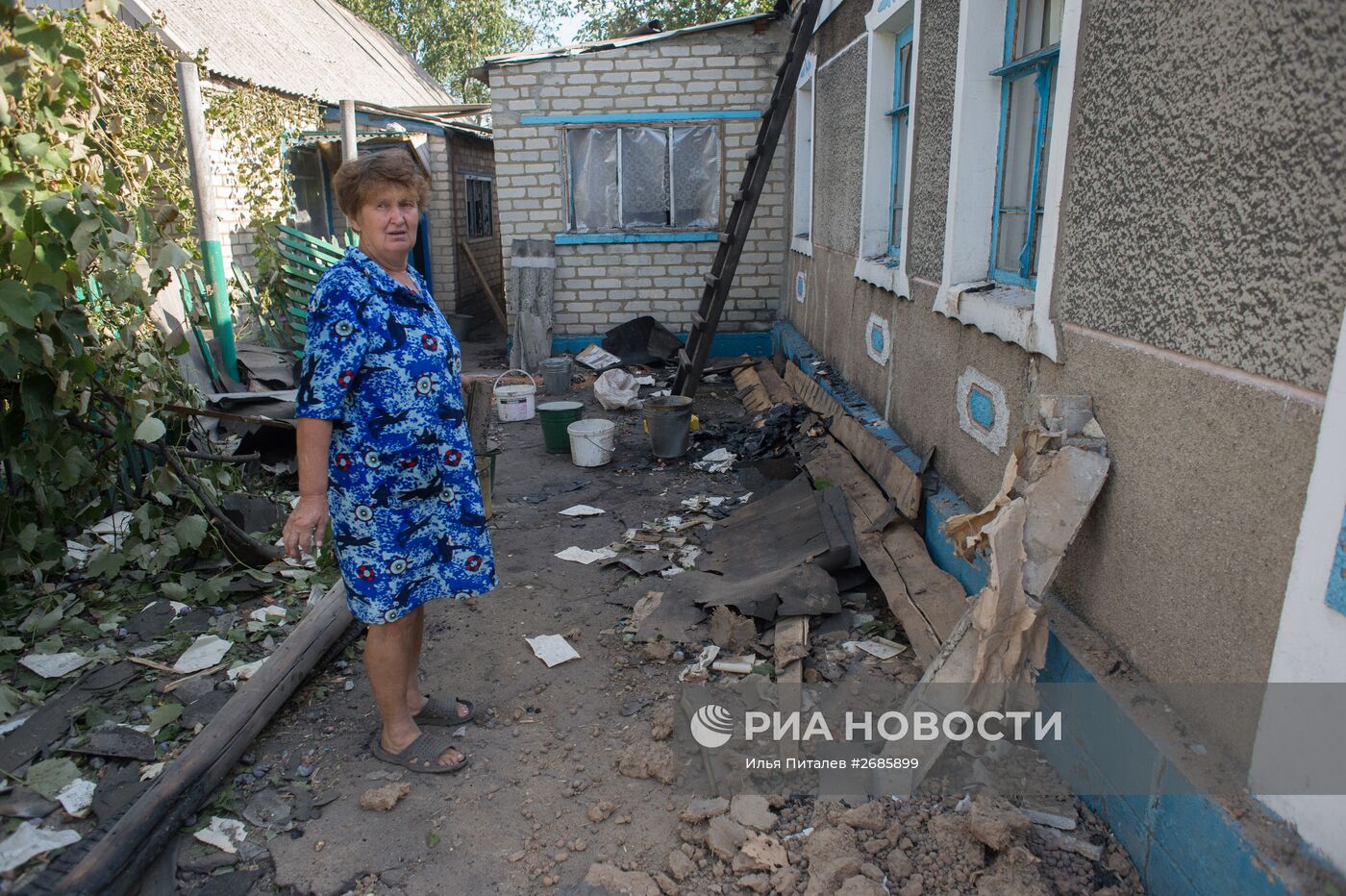Последствия обстрела поселка Александровка в Донецкой области