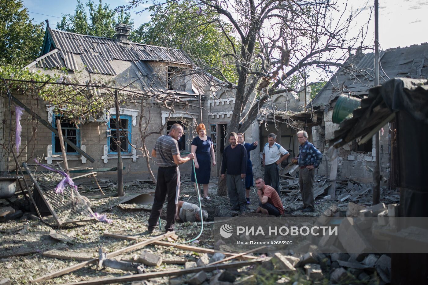 Последствия обстрела поселка Александровка в Донецкой области