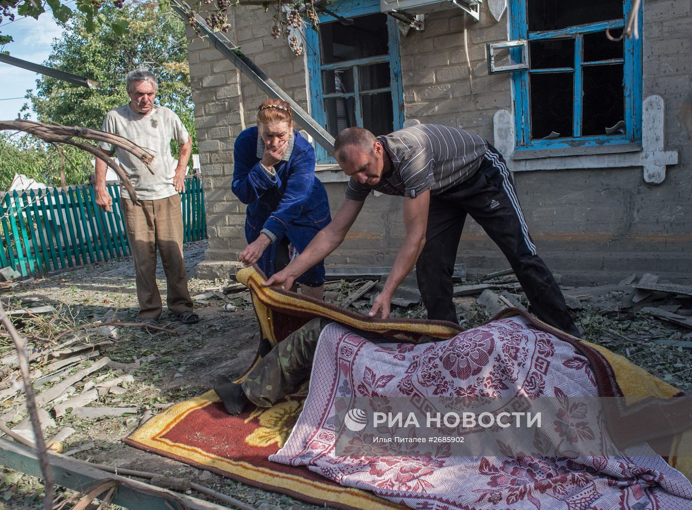 Последствия обстрела поселка Александровка в Донецкой области
