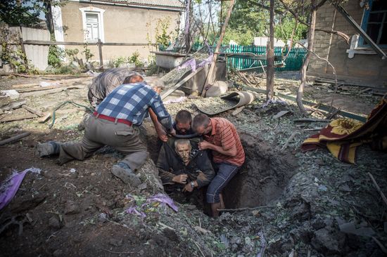 Последствия обстрела поселка Александровка в Донецкой области