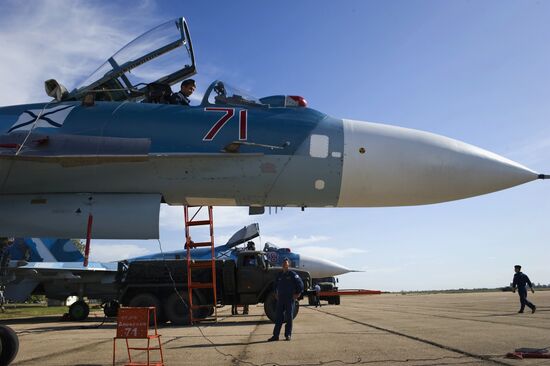 Тренировочные полеты летчиков палубной авиации на тренажере "Нитка" в Крыму