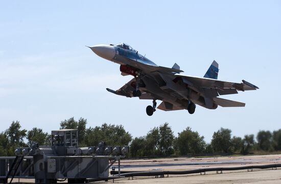 Тренировочные полеты летчиков палубной авиации на тренажере "Нитка" в Крыму