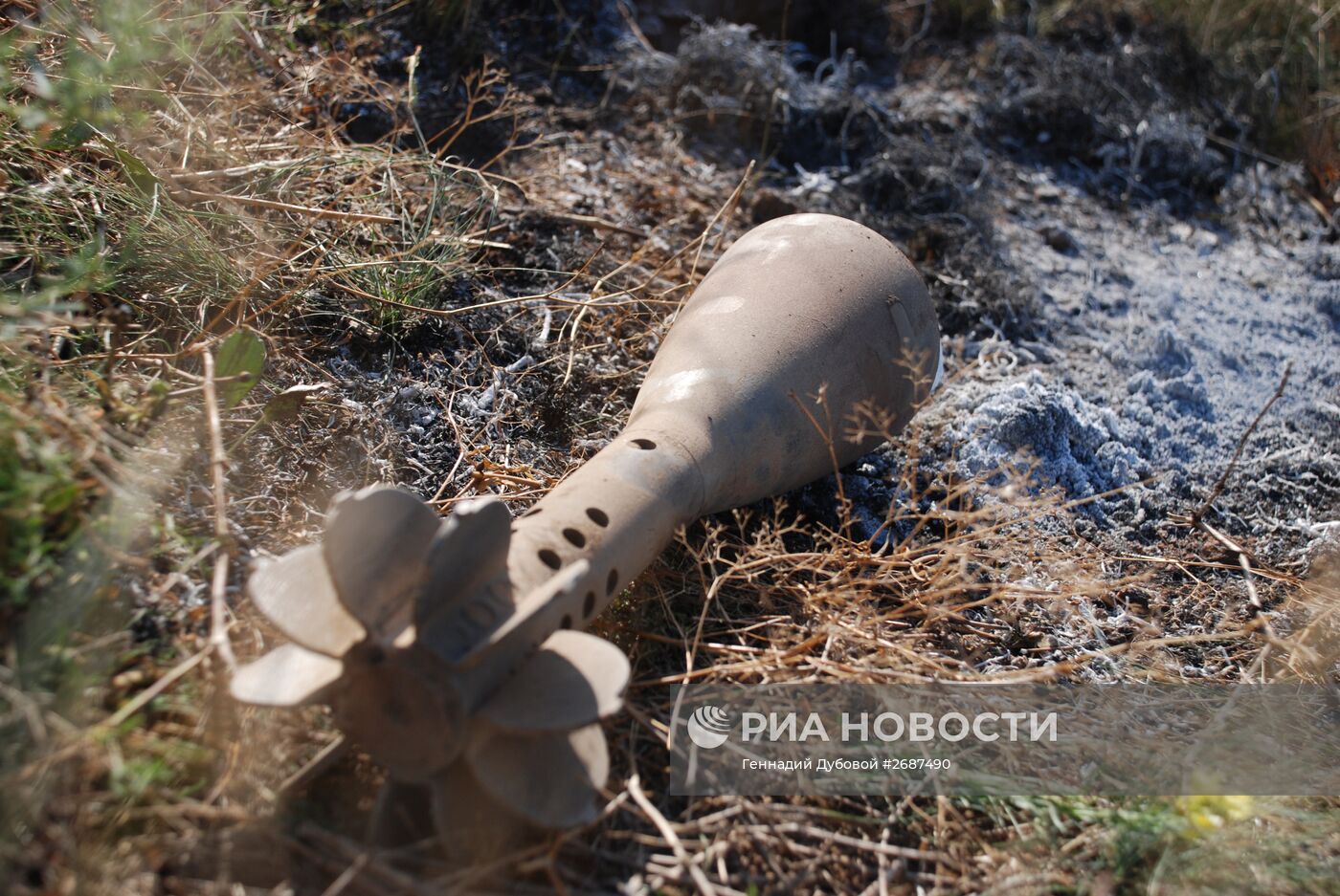 Один из разорвавшихся снарядов, которыми украинские силовики обстреляли позиции батальона ополчения ДНР "Викинги"