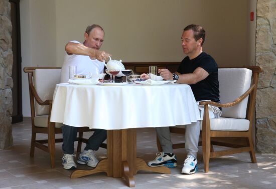 Встреча президента РФ В.Путина и премьер-министра РФ Д.Медведева в Сочи