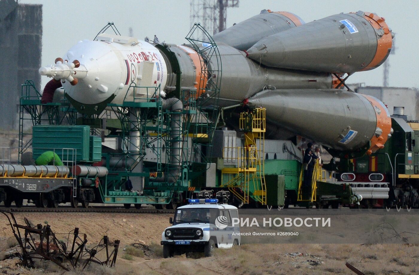 Вывоз и установка на старт РКН "Союз-ФГ" с транспортным пилотируемым кораблем "Союз ТМА-18М" на космодроме Байконур