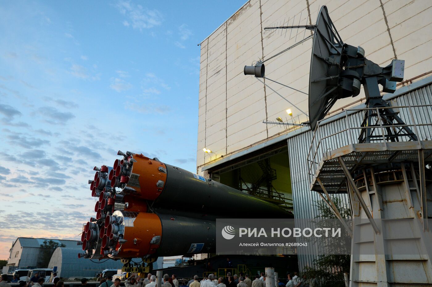 Вывоз и установка на старт РКН "Союз-ФГ" с транспортным пилотируемым кораблем "Союз ТМА-18М" на космодроме Байконур