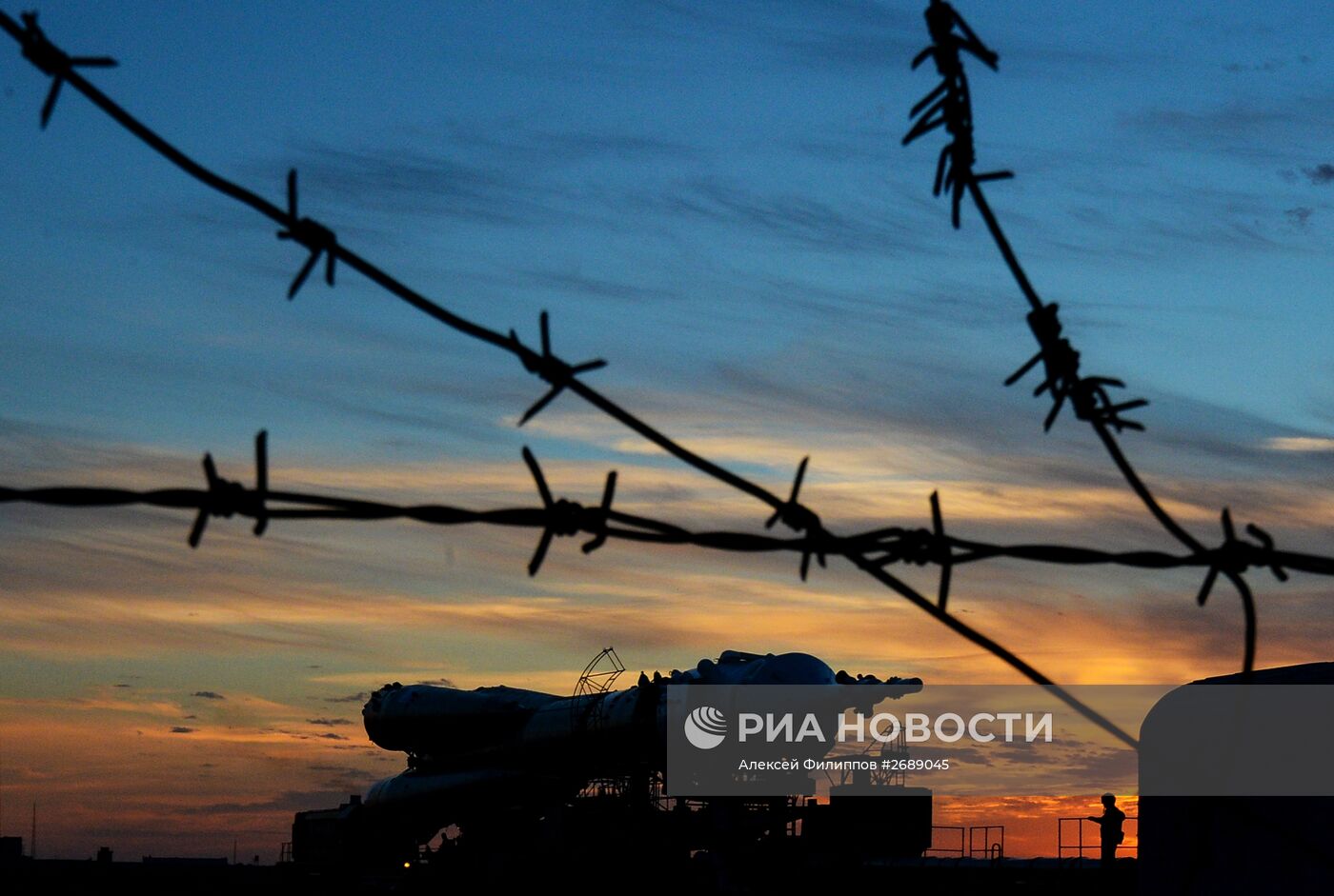 Вывоз и установка на старт РКН "Союз-ФГ" с транспортным пилотируемым кораблем "Союз ТМА-18М" на космодроме Байконур