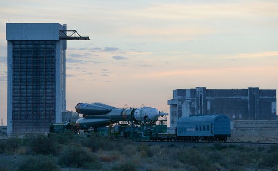 Вывоз и установка на старт РКН "Союз-ФГ" с транспортным пилотируемым кораблем "Союз ТМА-18М" на космодроме Байконур
