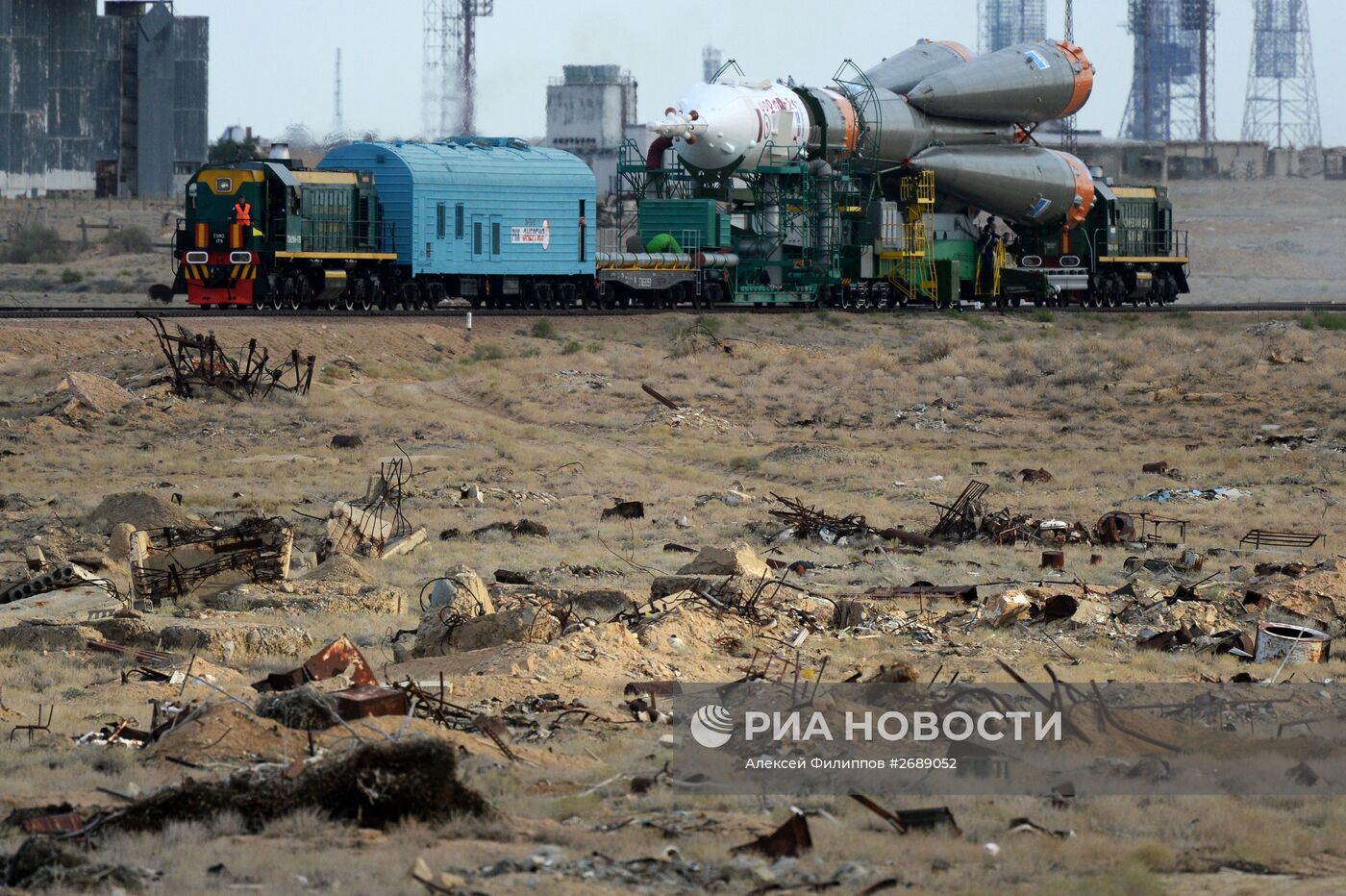 Вывоз и установка на старт РКН "Союз-ФГ" с транспортным пилотируемым кораблем "Союз ТМА-18М" на космодроме Байконур