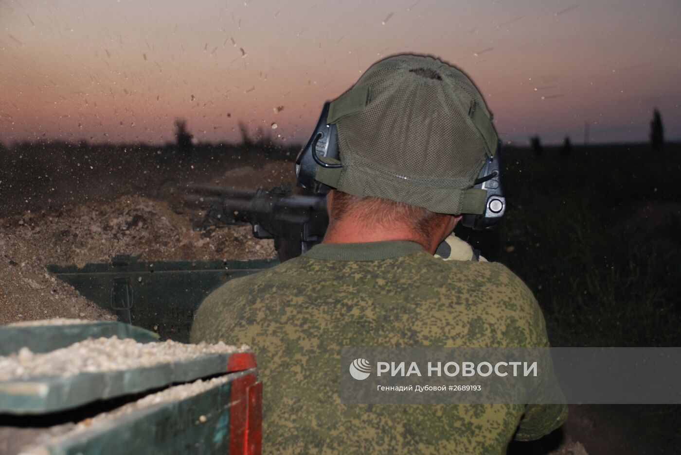 Бойцы 1-й Славянской бригады ополчения ДНР на позиции у линии соприкосновения с ВСУ