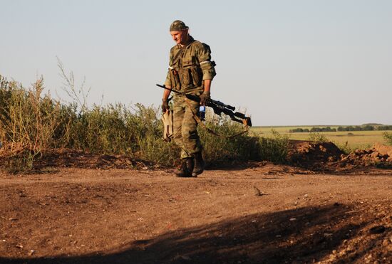 Бойцы 1-ой Славянской бригады ополчения ДНР на позиции у линии соприкосновения с ВСУ