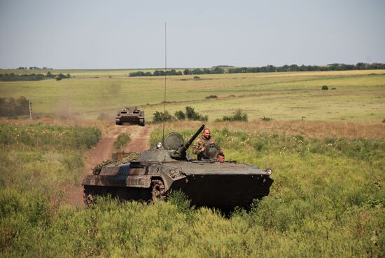 Бойцы 1-й Славянской бригады ополчения ДНР на позиции у линии соприкосновения с ВСУ