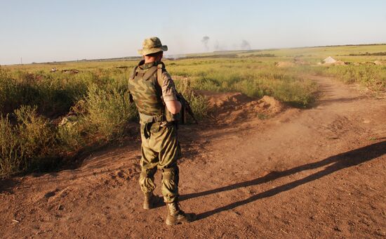Бойцы 1-й Славянской бригады ополчения ДНР на позиции у линии соприкосновения с В