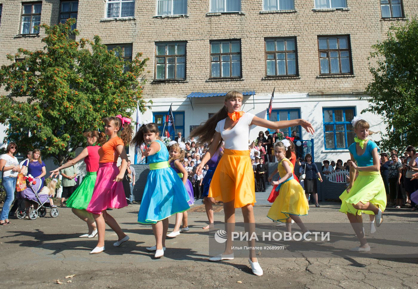 1 сентября в школе имени фотокорреспондента МИА "Россия сегодня" Андрея Стенина в городе Снежное ДНР