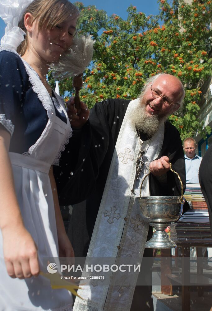 1 сентября в школе имени фотокорреспондента МИА "Россия сегодня" Андрея Стенина в городе Снежное ДНР