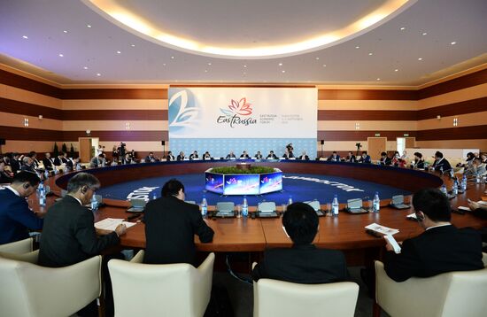 Ключевая сессия "Будущее Азиатско-Тихоокеанского региона. Дальний Восток - новые возможности для развития Азиатско-Тихоокеанского региона" в рамках Восточного экономического форума