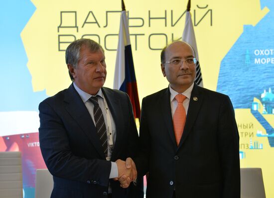 Подписание договора между "Роснефтью" и ONGC в рамках ВЭФ