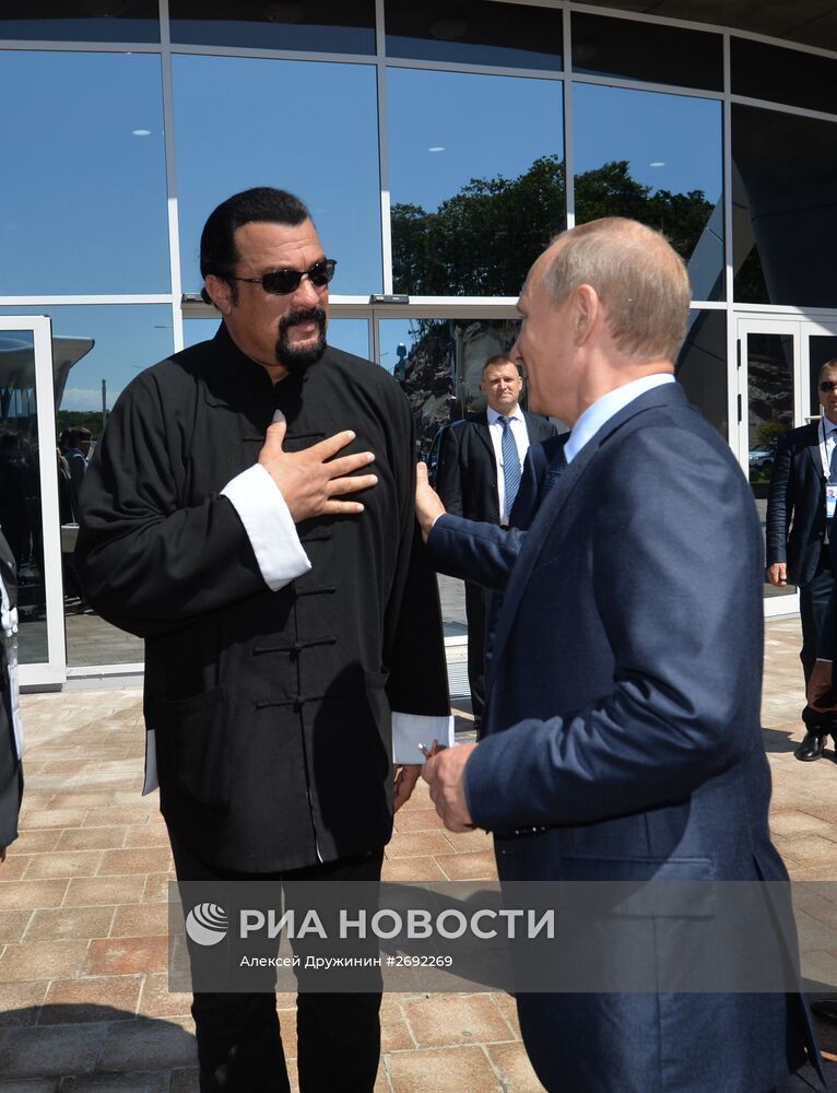 Президент РФ В.Путин посетил океанариум на о.Русский