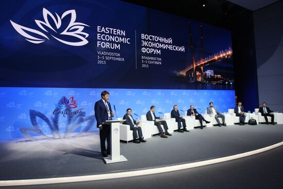 Ключевая сессия "Новая экономическая политика на Российском Дальнем Востоке. Территории опережающего развития, особые экономические зоны" в рамках ВЭФ