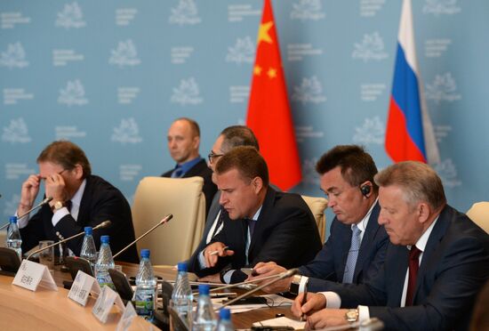 Ключевая сессия "Будущее Азиатско-Тихоокеанского региона "Страновой диалог Россия - Китай" в рамках ВЭФ