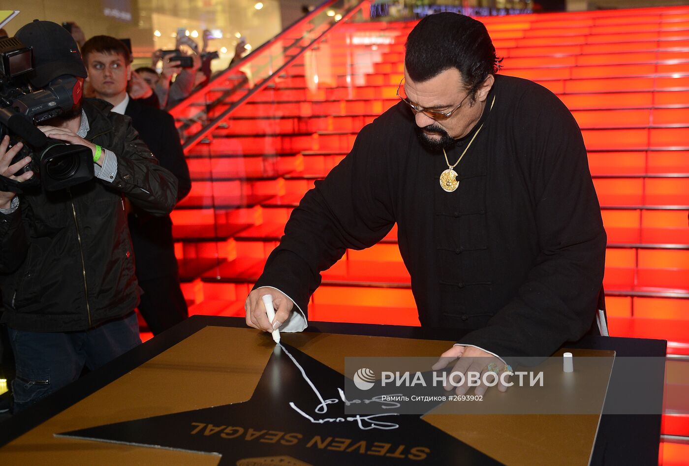 Стивен Сигал подписал именную звезду на московской Аллее Славы