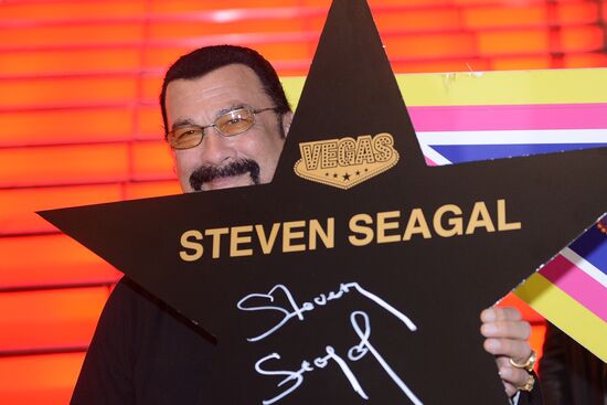 Стивен Сигал подписал именную звезду на московской Аллее Славы