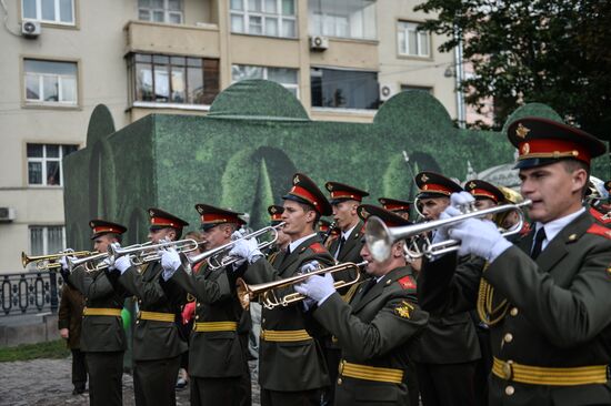 Выступления участников международного военно-музыкального фестиваля "Спасская башня – 2015" в парках Москвы
