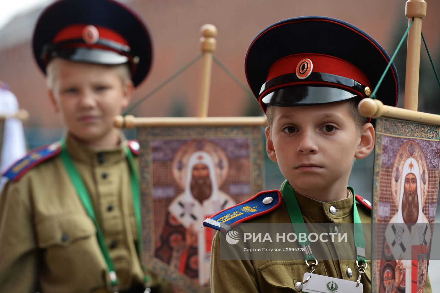 Патриарх Кирилл возглавил крестный ход в честь святителя Петра