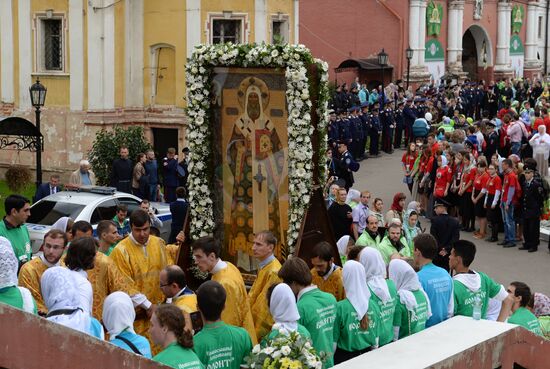 Патриарх Кирилл возглавил крестный ход в честь святителя Петра